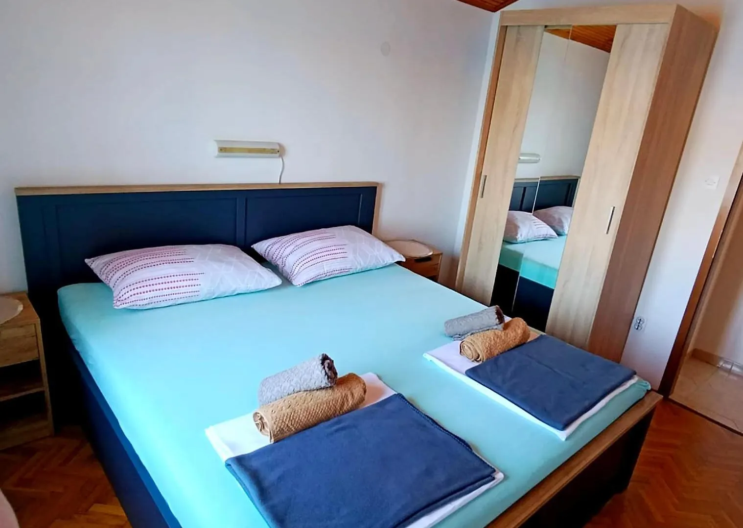 Pleasant Apartment With Seaview 말리로시니